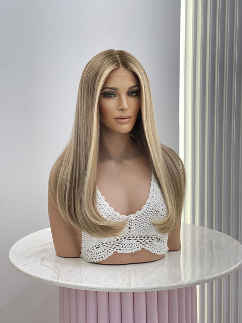 Blond mit Karamell-Highlights